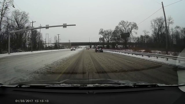 Un automobiliste passe sous un pont au mauvais moment