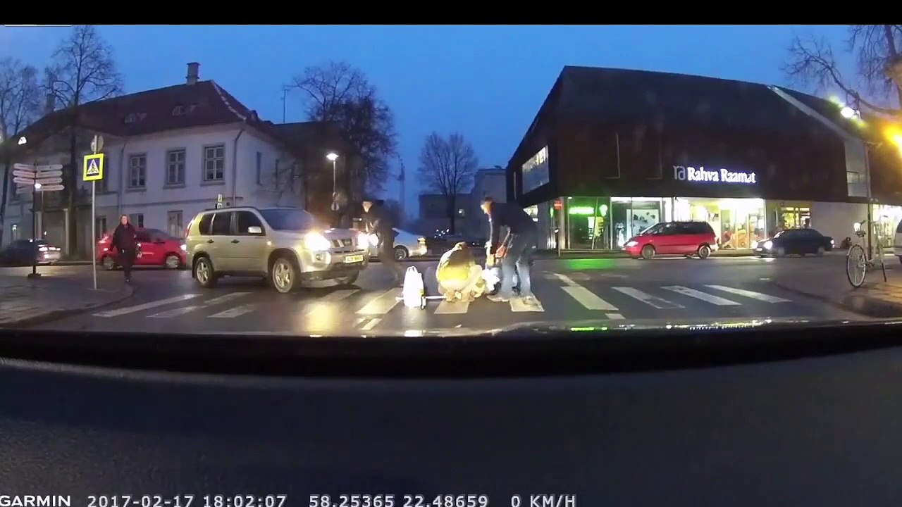 Il quitte sa voiture pour aider une mamie à traverser mais oublie de mettre le frein à main