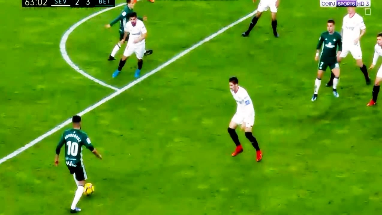 تمريرة رياض بودبوز الخرافية امام اشبيلية