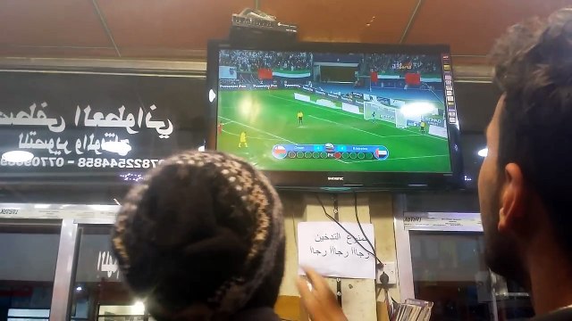 شاهد فرحه العراقيين أثناء ركلة الترجيحية الاخيره بفوز عمان على الإمارات |خليجي 23