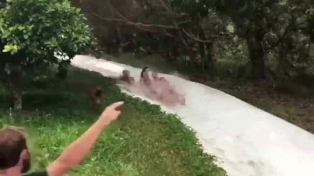 Quand 5 filles en bikini arrivent beaucoup trop vite sur ce toboggan... FAIL