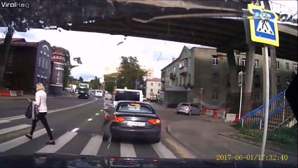 Cette piétonne traverse en téléphonant et se prend un camion