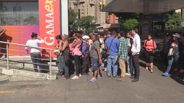 Largas filas en supermercados de Venezuela tras orden de bajar precios