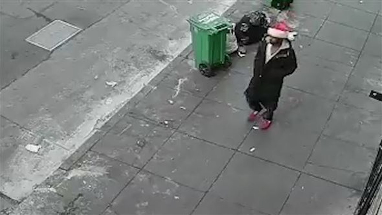 Bad santa: mit knarre und zipfelmütze