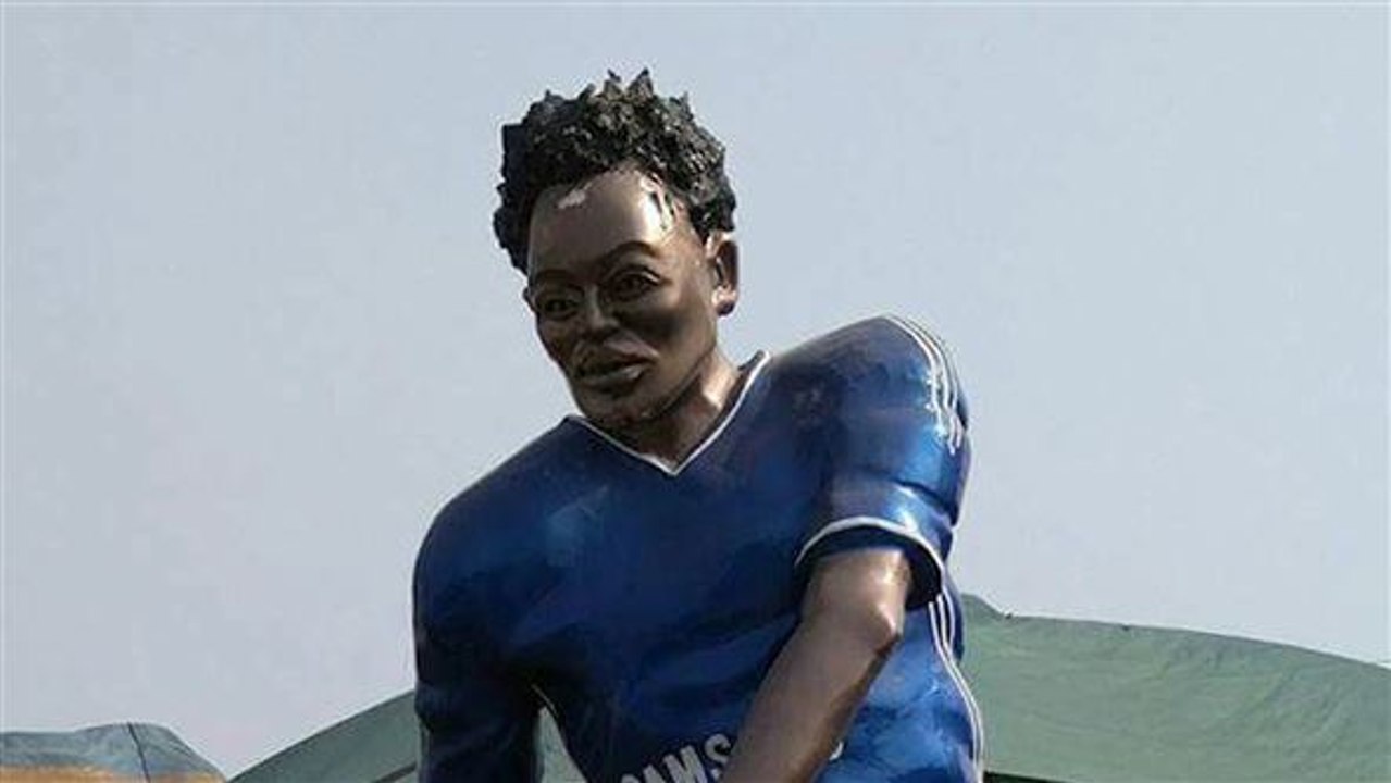 Ehre für essien: die schrecklichen fußball-statuen