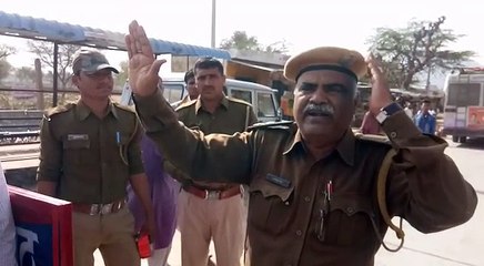 Police man talking about 2018 bike chalan rules