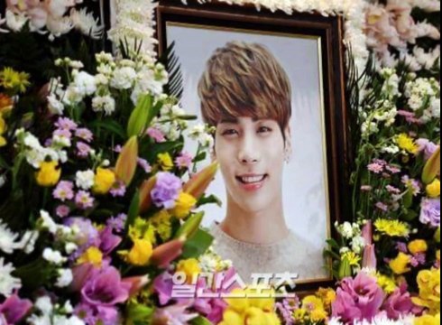 171218 SHINee's Jonghyun was a Cry For Help before his suicide | 상주는 샤이니 멤버들…종현 빈소에 팬 수백명 눈물의 조문