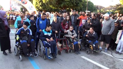 Erkekler 'kadınlar öldürülmesin' diye koştu