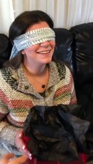 Pour son anniversaire, une femme reçoit un sac vide mais elle comprend vite que ce n’est pas son cadeau