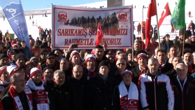 Kar üstünde yatan öğrencileri gören herkes cep telefonuna sarıldı