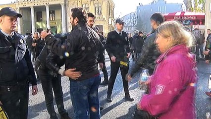 Yeşilçam'ın usta oyuncusu Münir Özkul son yolculuğuna uğurlanıyor