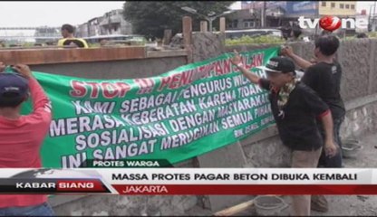 Jalan Ditutup KAI, Massa Protes Minta Beton Dibuka Kembali