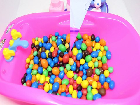Learn Colors Baby Doll Color M&Ms Chocolate Bubble Gum Bath Time Fun Kids Video Nursery Rhymes songs
