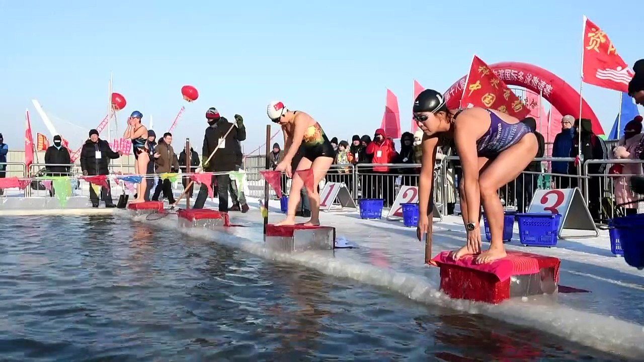Chine: une compétition de natation dans une piscine glacée