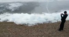 Dünyanın En Derin Gölü Baykal'da Dalgaların Donduğu An Kaydedildi
