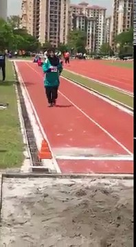 Lompatan Wanita Ini Jauh Sekali !!! Semua Orang jadi Terkejut ...