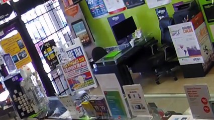 Download Video: Un braqueur enfermé à l'intérieur d'un magasin qu'il volait