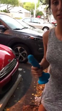 Cette jeune femme répare sa voiture avec un instrument particulier