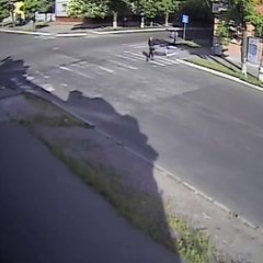 Kecelakaan Mobil Ini Aneh Banget! Orang-orang Seakan Tak Ada yang Peduli