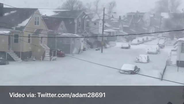 Inondation et gel : ces voitures sont prisonnières d'1 mètre de glace aux Etats-Unis !
