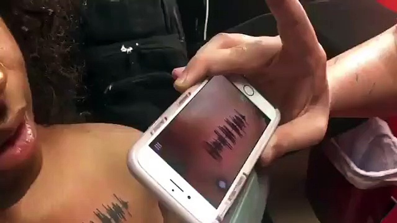 Un tatoo très original en homage à sa mamie