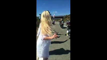 Download Video: Cette fille a eu très chaud lors du passage du peloton de cyclistes! Drame évité de peu