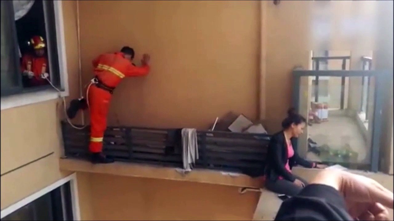 Regardez comment ces sauveteurs chinois font pour empecher une femme de sauter d'un batiment