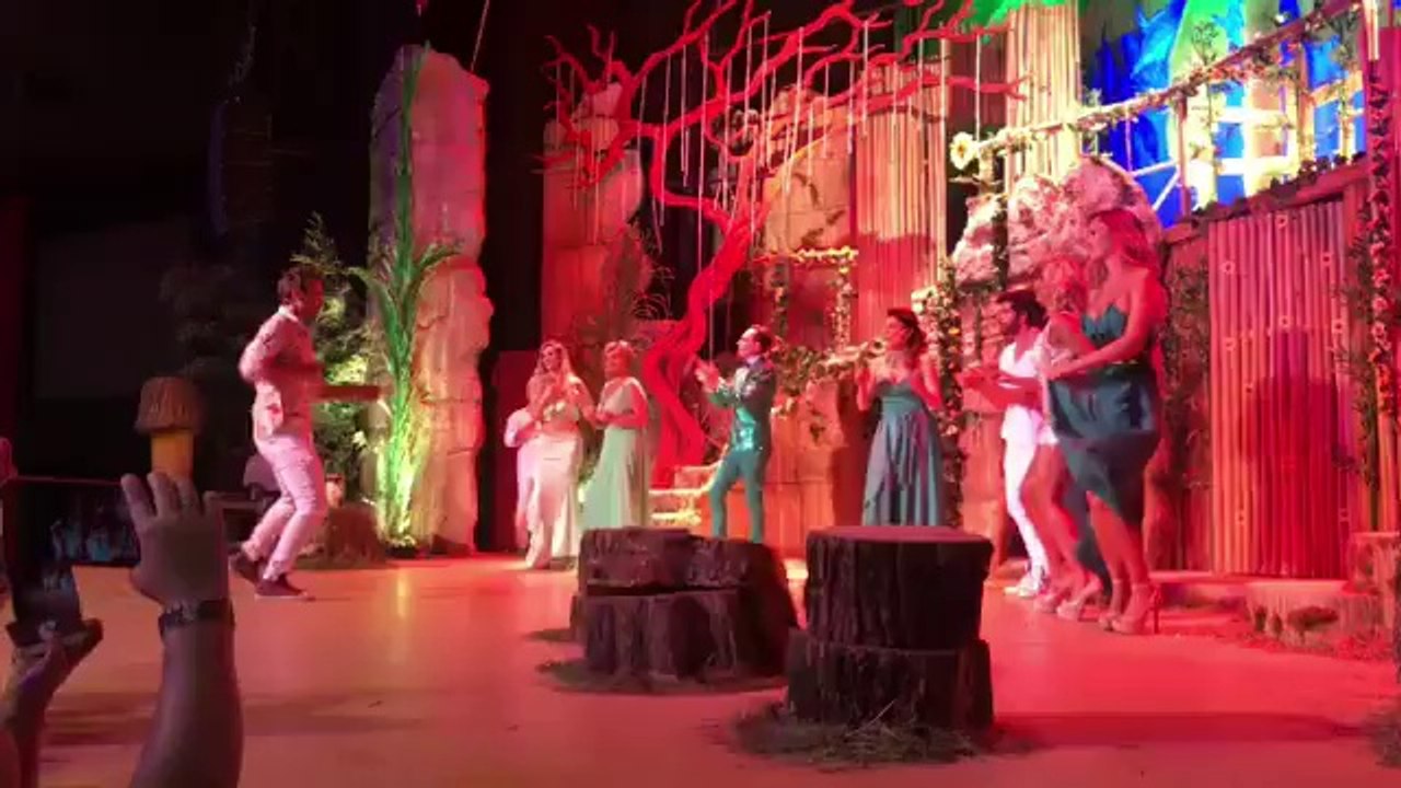 Pedro bailando en el saludo de La Isla Encantada - 06 de Enero