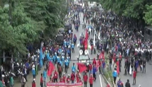 Ribuan Buruh di Banten Menuntut Revisi UMK