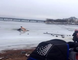 Donmuş Göldeki Köpeği Kurtardı