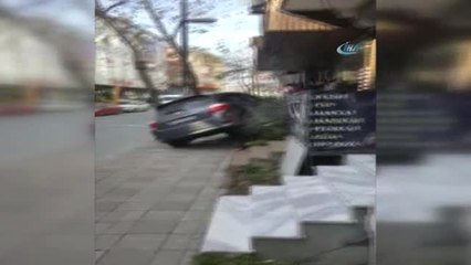Fren Yerine Gaza Basan Kadın Sürücü Merdivenlere Daldı