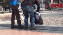 Taksim’de genç adam benzinle döküp kendini yakmaya çalıştı