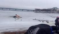 Donmuş gölde mahsur kalan köpeği böyle kurtardı