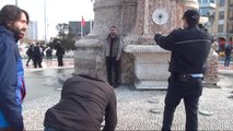 Taksim'de Genç Adam Benzinle Döküp Kendini Yakmaya Çalıştı