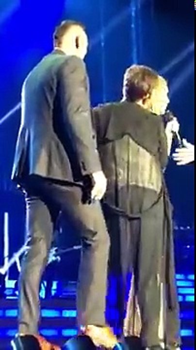 En plein concert à Las Vegas, une fan de Céline Dion s'agrippe à elle