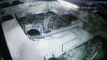 Hırsızın çaldığı çöp kovasının içindeki çöpleri, iş yerinin bahçesine döktüğü anlar kamerada