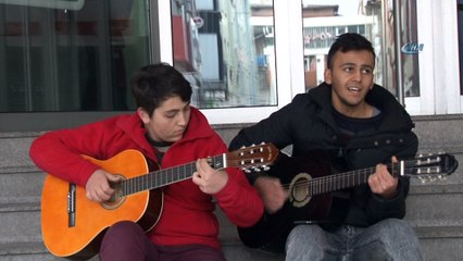 Okul harçlığını, dondurucu soğukta gitar çalarak çıkartıyor
