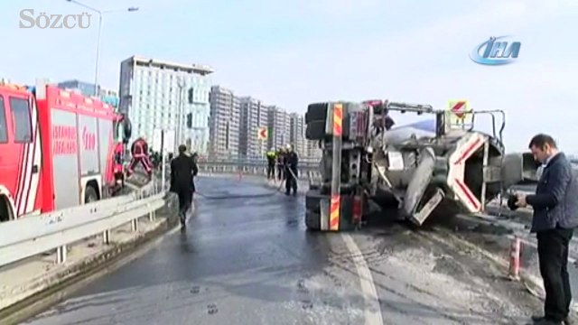 Bakırköy Sahil yolunda beton mikseri devrildi
