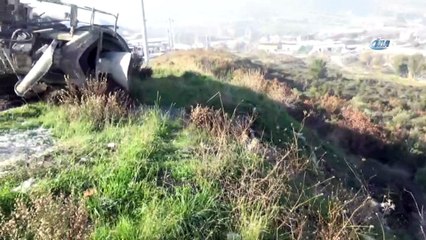 Virajı alamayan beton mikserini elektrik direği kurtardı