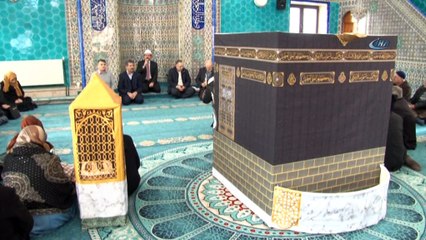 Umreye gidecek vatandaşlar dev Kabe maketinin önünde tavaf yapıyor