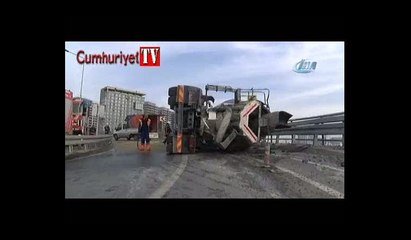 Bakırköy Sahil Yolunda beton mikseri devrildi