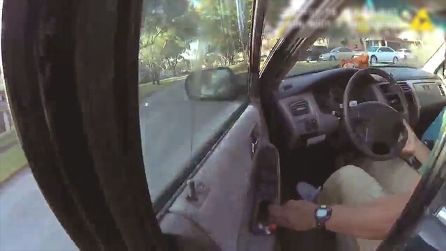 Un policier s'accroche à la voiture d'un suspect