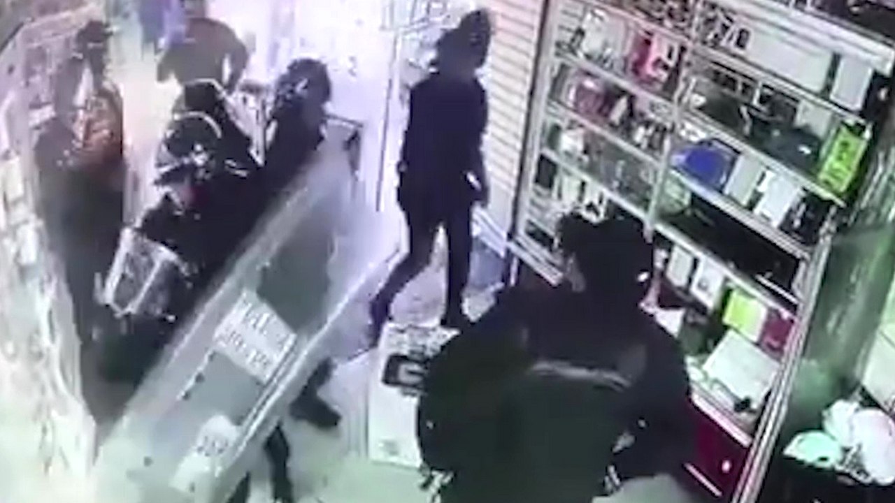 La police anti-émeutes surprise en train de voler