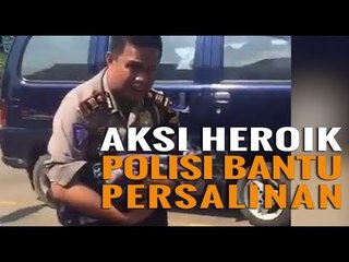 Macet, Polisi Bantu Seorang Ibu Melahirkan di Tepi Tol !