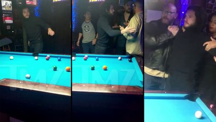 Kit Harrington allias Jon Snow complètement bourré dans un bar
