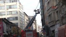 Karaköy'de İş Merkezinde Yangın... Mahsur Kalanları İtfaiye Kurtardı