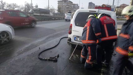 Avcılar'da seyir halindeki araçta yangın  - İSTANBUL