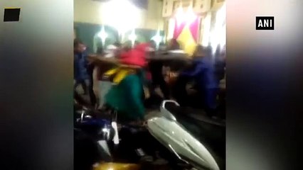 കല്യാണസല്കാരത്തിനിടയിൽ നടന്ന കയ്യാങ്കളി | വീഡിയോ കാണൂ