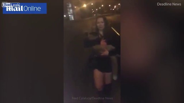 Ivre elle veut ramener un renard mort chez elle en fin de soirée...