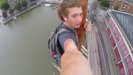 Il monte tout en haut d'un voilier de pirates à Bristol en Angleterre !